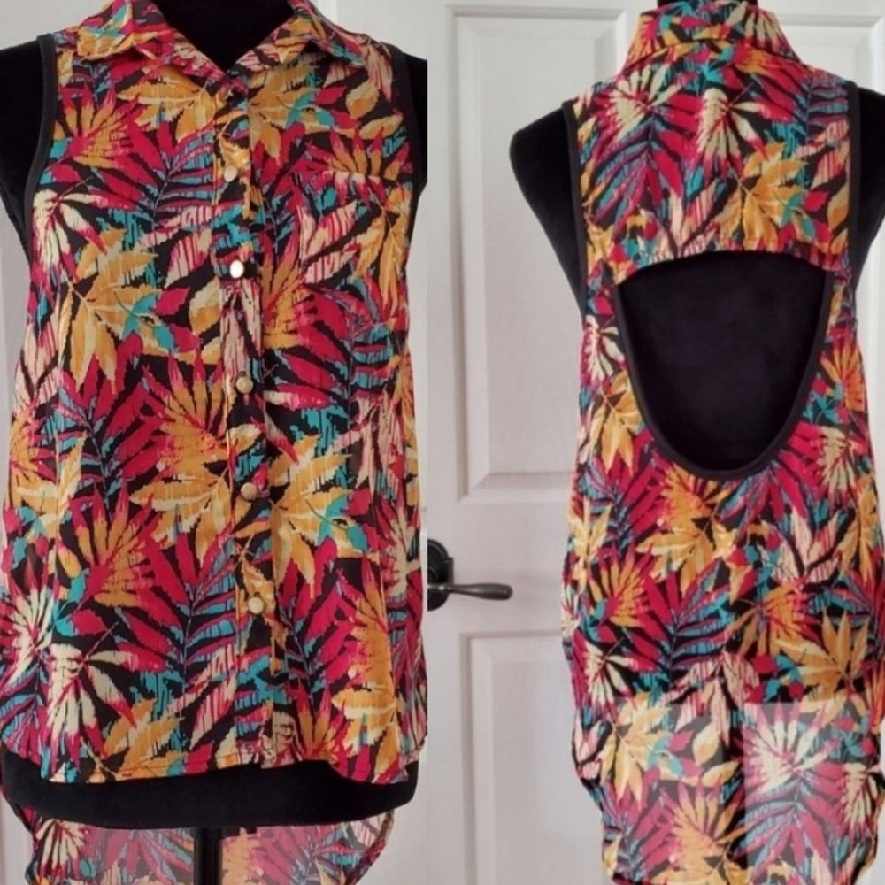 Open back sleeveless button down tropical blouse